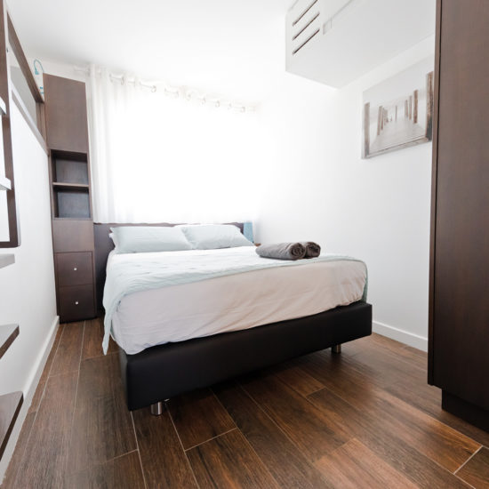 NS Guesthouse - Marina haut de gamme à Port Camargue France - La chambre avec lit enfant